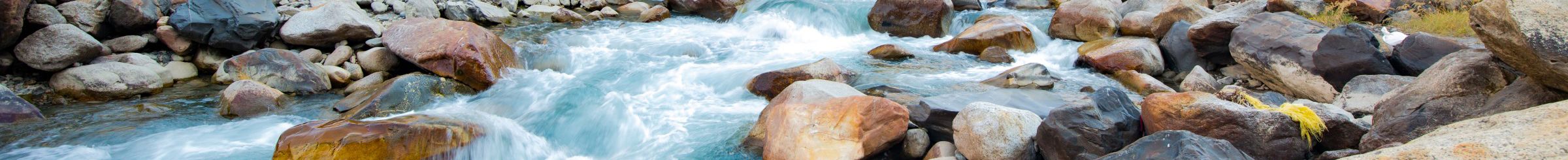 Río que fluye sobre rocas