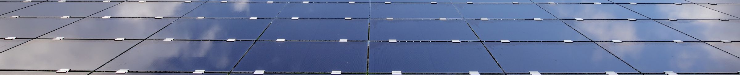 Paneles solares que reflejan el cielo