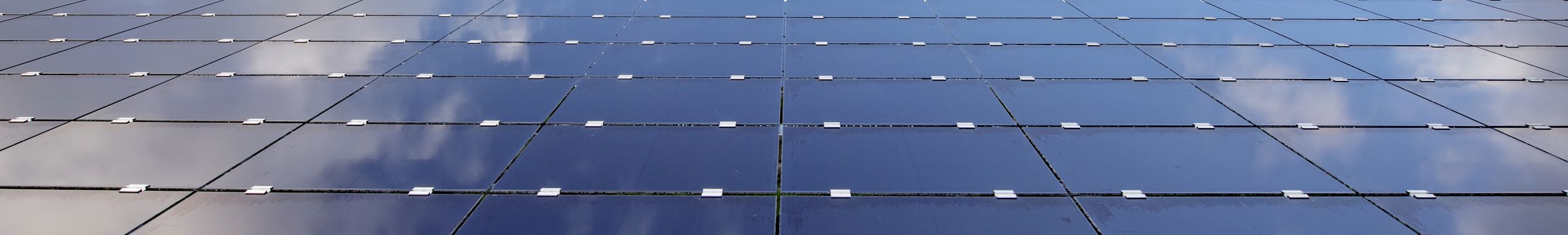 Paneles solares que reflejan el cielo