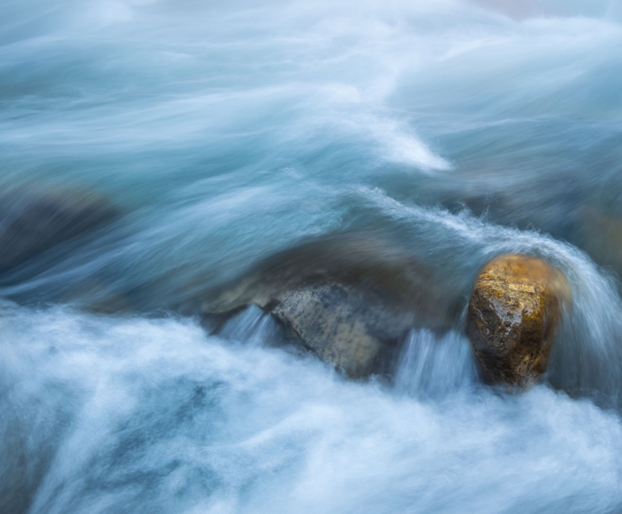 Agua y roca dorada