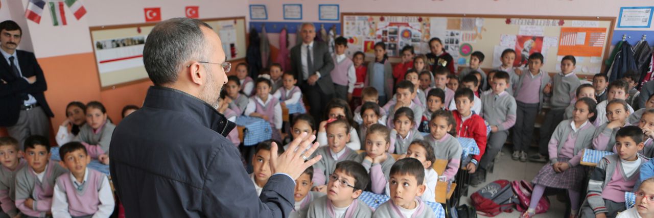 Hombre enseñando a una clase de niños