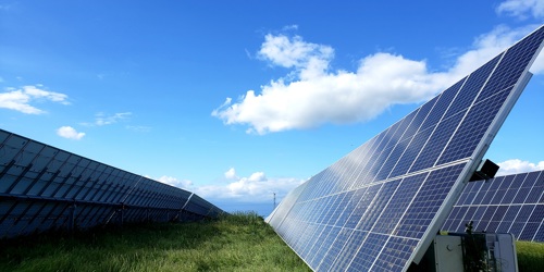 Hombre trabajando en paneles solares