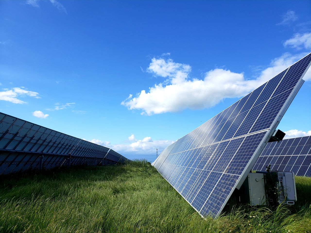 Paneles solares que reflejan el cielo